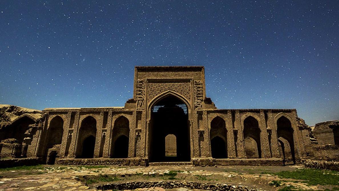 رباط شرف، جلوه‌گاه تزئینات معماری ایرانی در بنایی منفرد و دور از آبادی